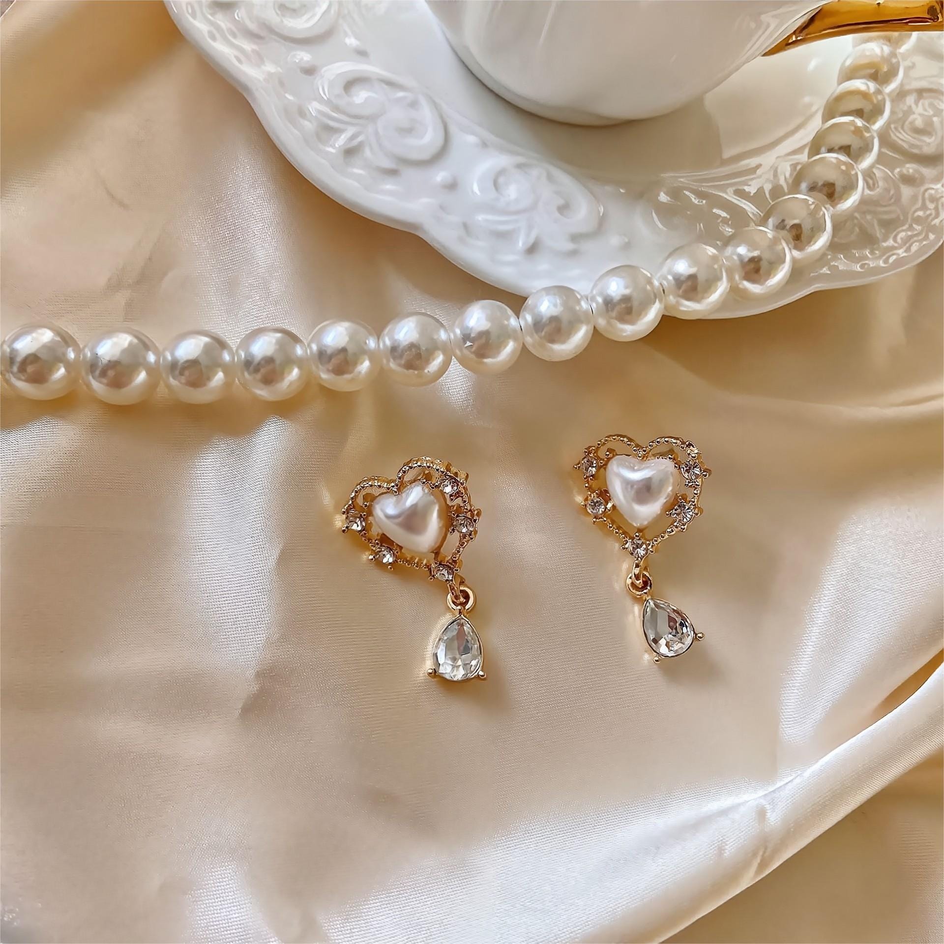 Trendy Dangling Rhinestone CZ Inlaid Pearl Heart Earrings